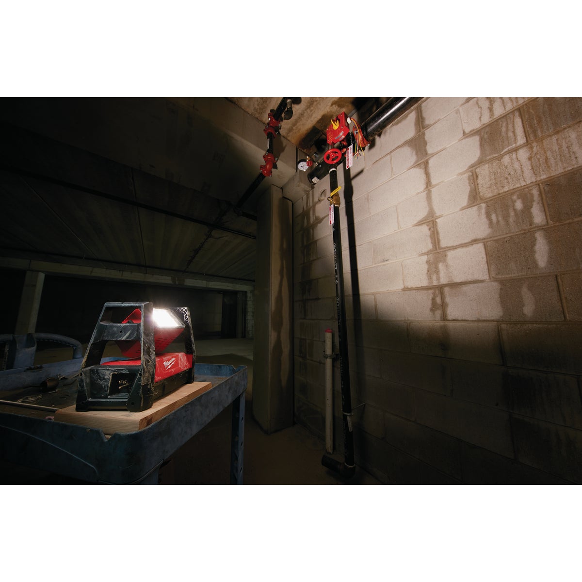 Milwaukee M18 ROVER 18 Volt Lithium-Ion LED Dual Power Corded/Cordless Work Light (Bare Tool)