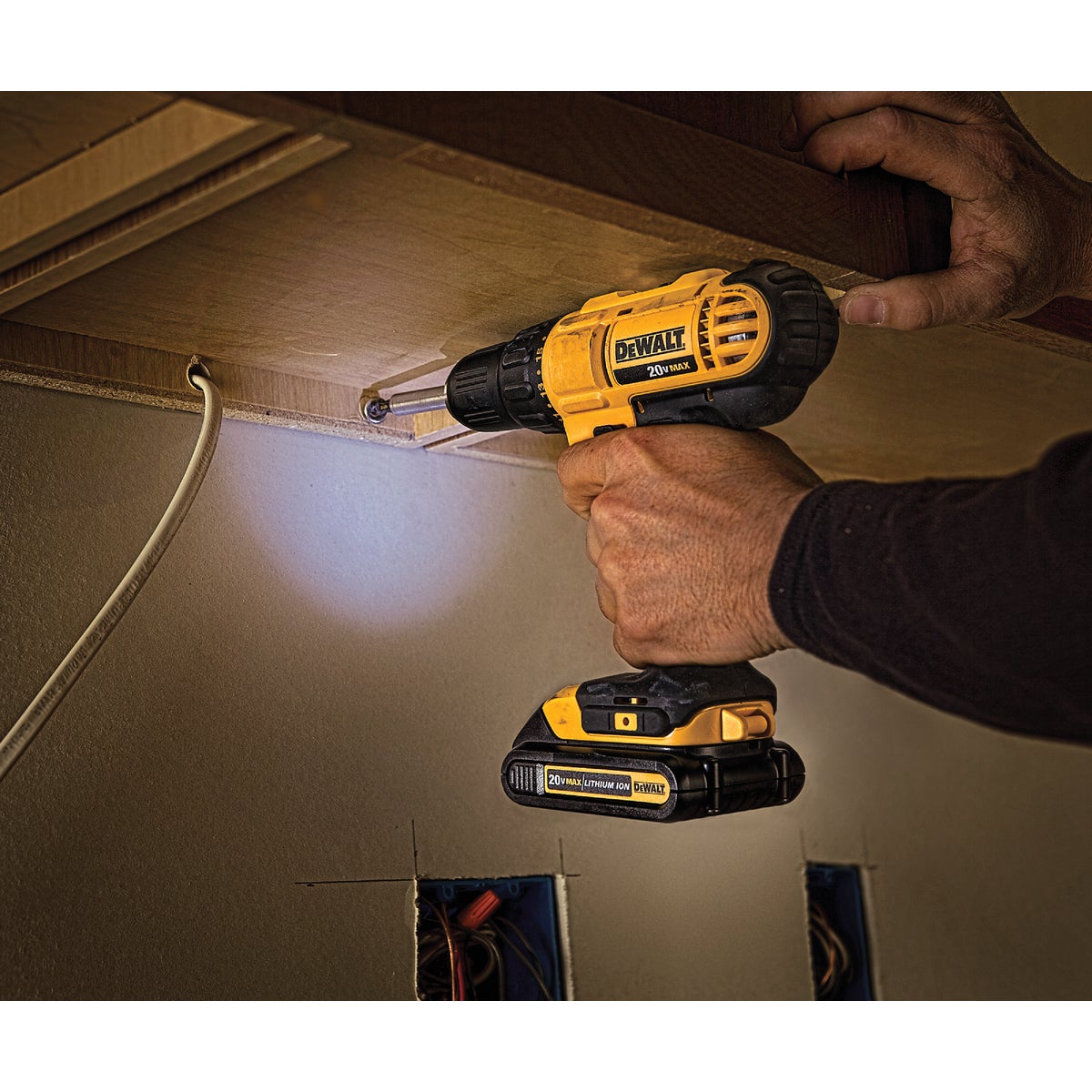 DeWalt 20 Volt MAX Lithium-Ion 1/2 In. Cordless Drill Kit