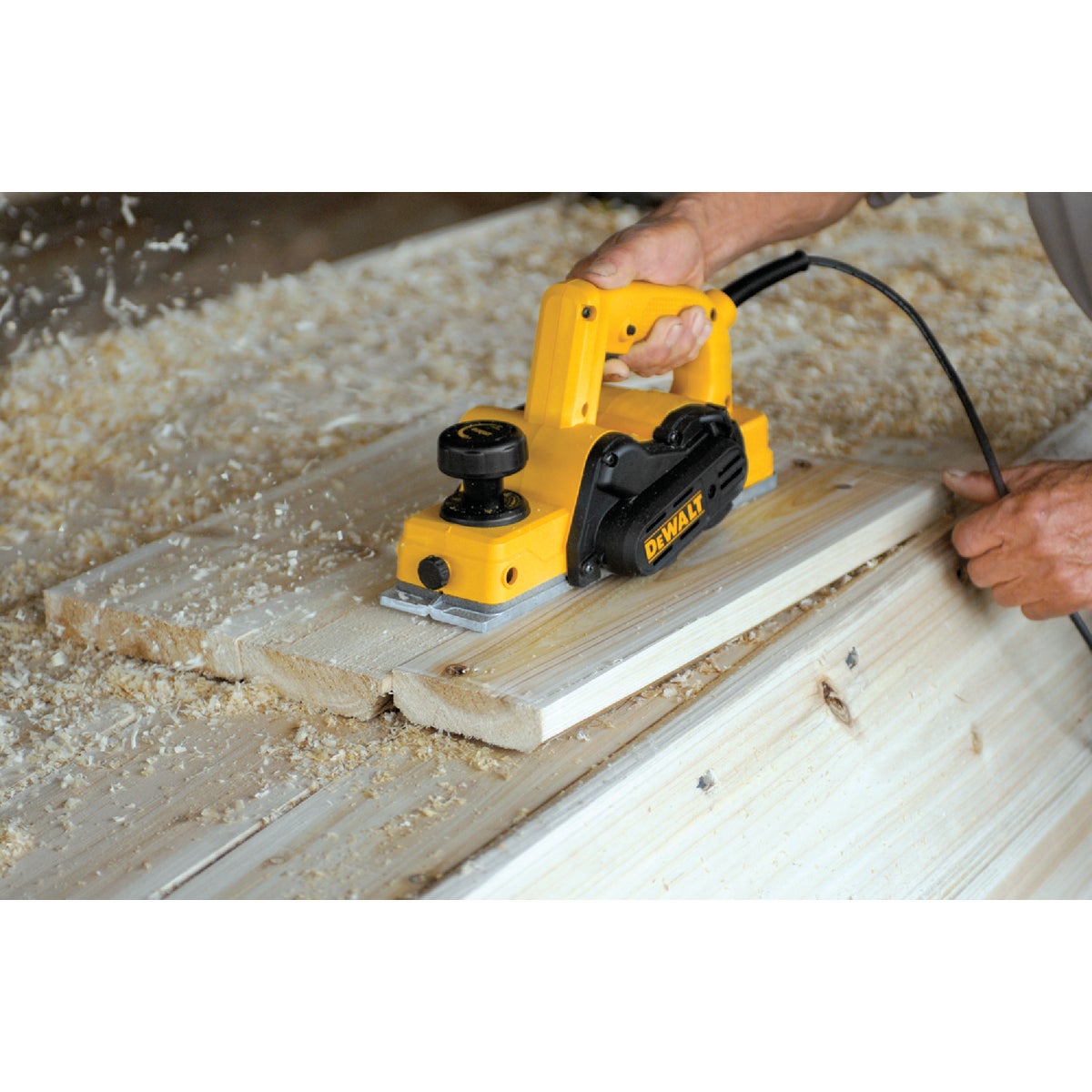 DeWalt 5.5A 3-1/4 In. 1/16 In. Planing Depth Planer