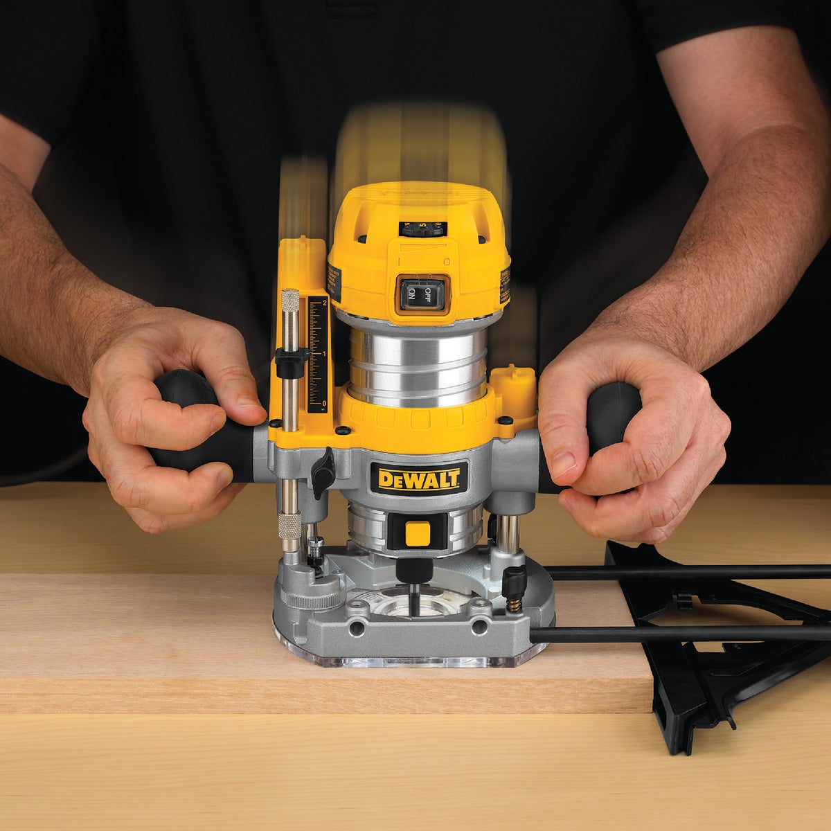 DeWalt 7.0A 16,000 to 27,000 rpm Router Kit