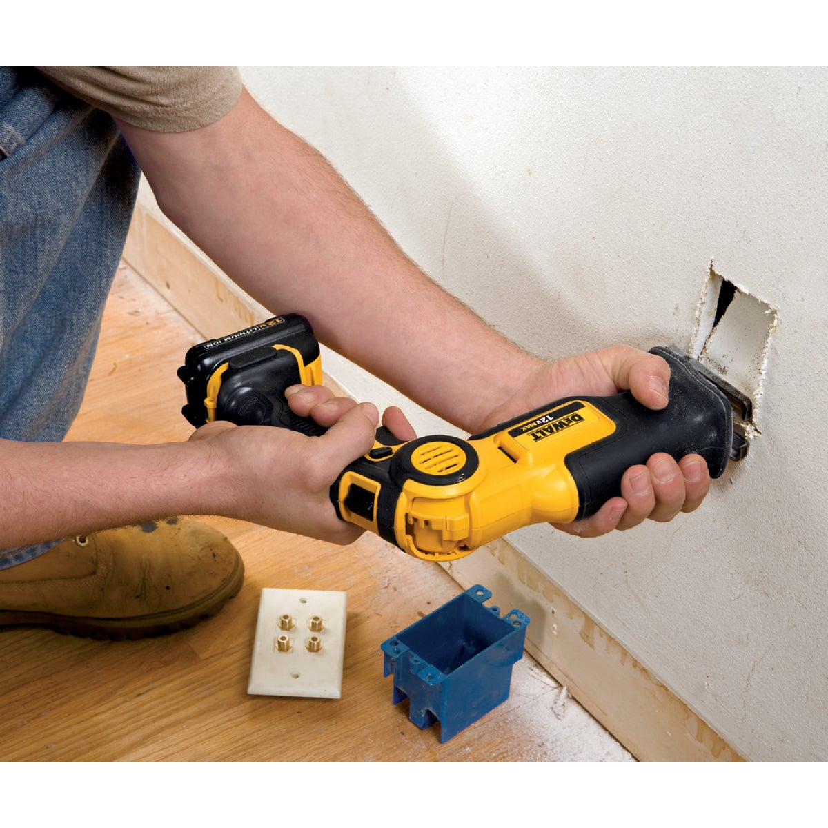 DeWalt 12 Volt MAX Lithium-Ion Pivoting Cordless Reciprocating Saw Kit