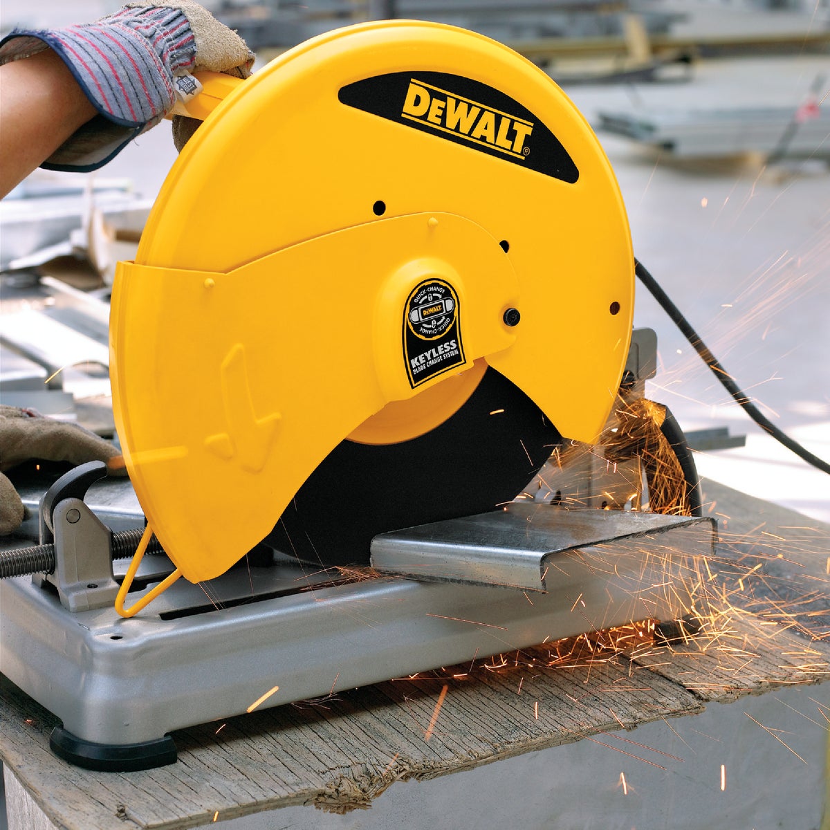 DeWalt 14 In. 15-Amp Chop Saw w/Keyless Blade Change System