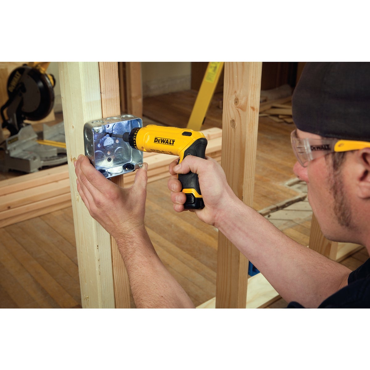 DeWalt 8-Volt MAX Lithium-Ion Gyroscopic 1/4 In. Cordless Screwdriver Kit