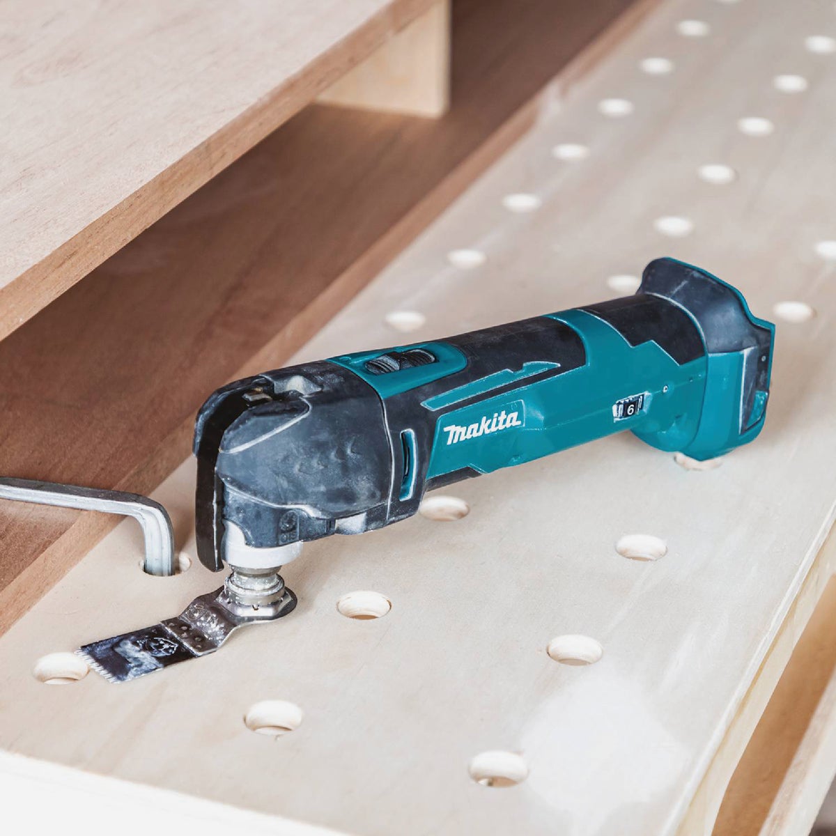 Makita 18 Volt LXT Lithium-Ion Cordless Oscillating Tool (Bare Tool)