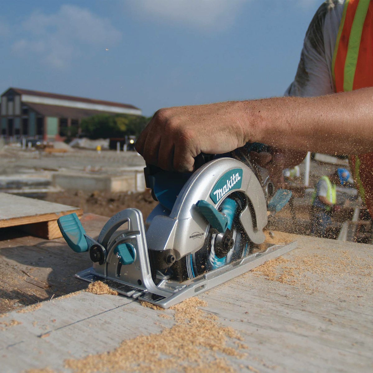 Makita 7-1/4 In. 15-Amp Magnesium Worm Drive Circular Saw