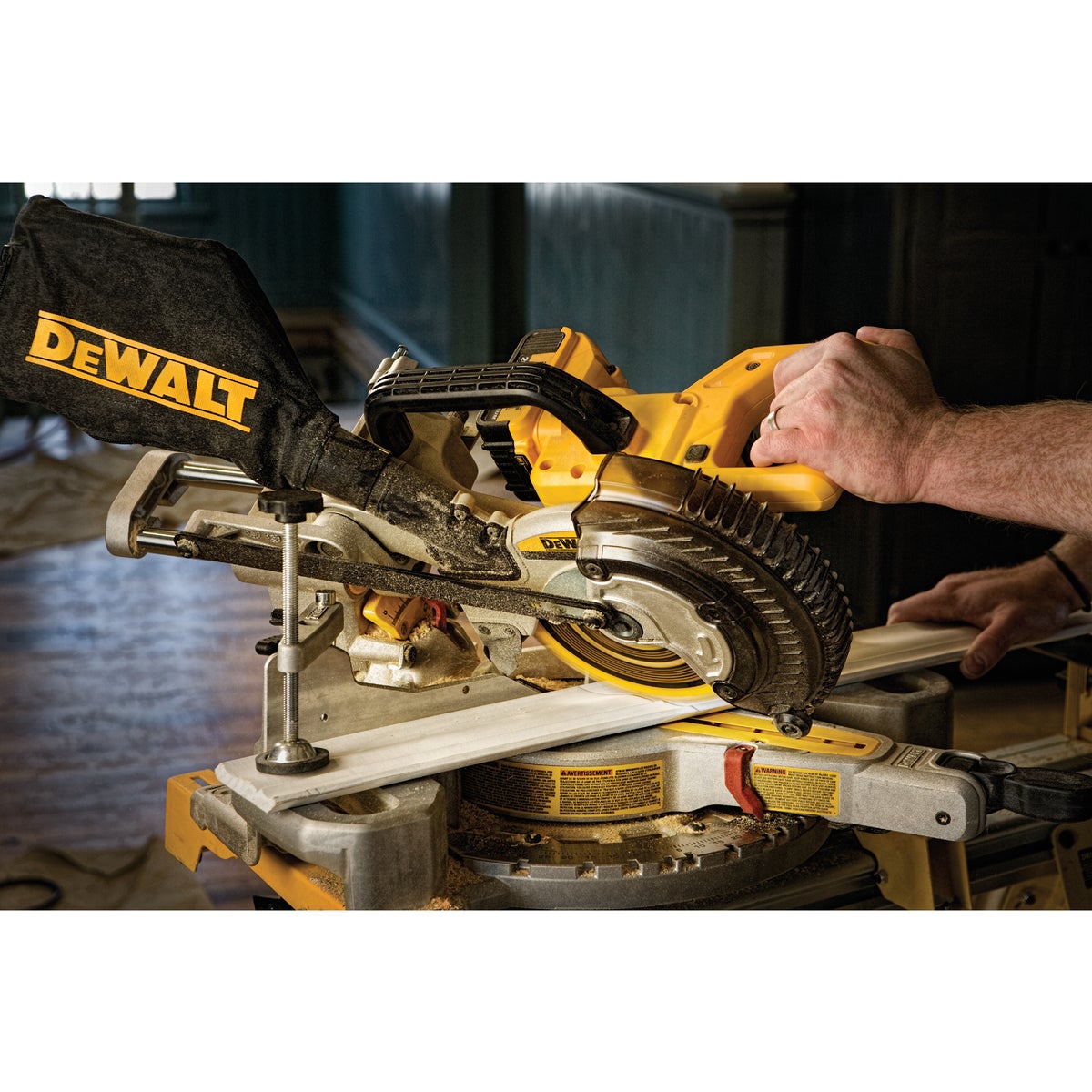 DeWalt 20 Volt MAX Lithium-Ion 7-1/4 In. Sliding Compound Cordless Miter Saw Kit