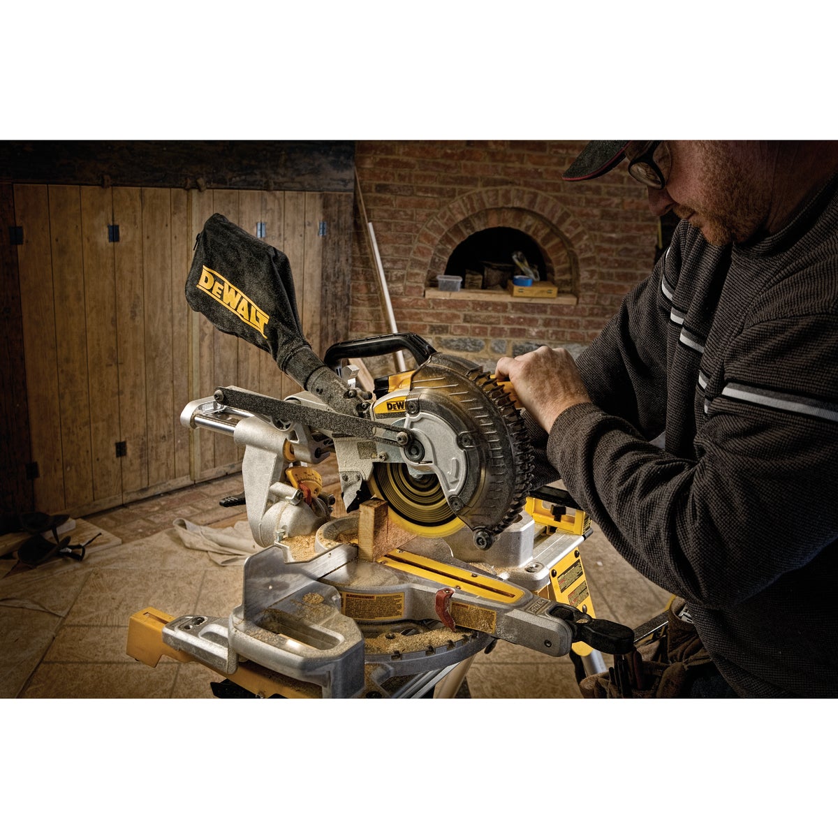 DeWalt 20 Volt MAX Lithium-Ion 7-1/4 In. Sliding Compound Cordless Miter Saw Kit