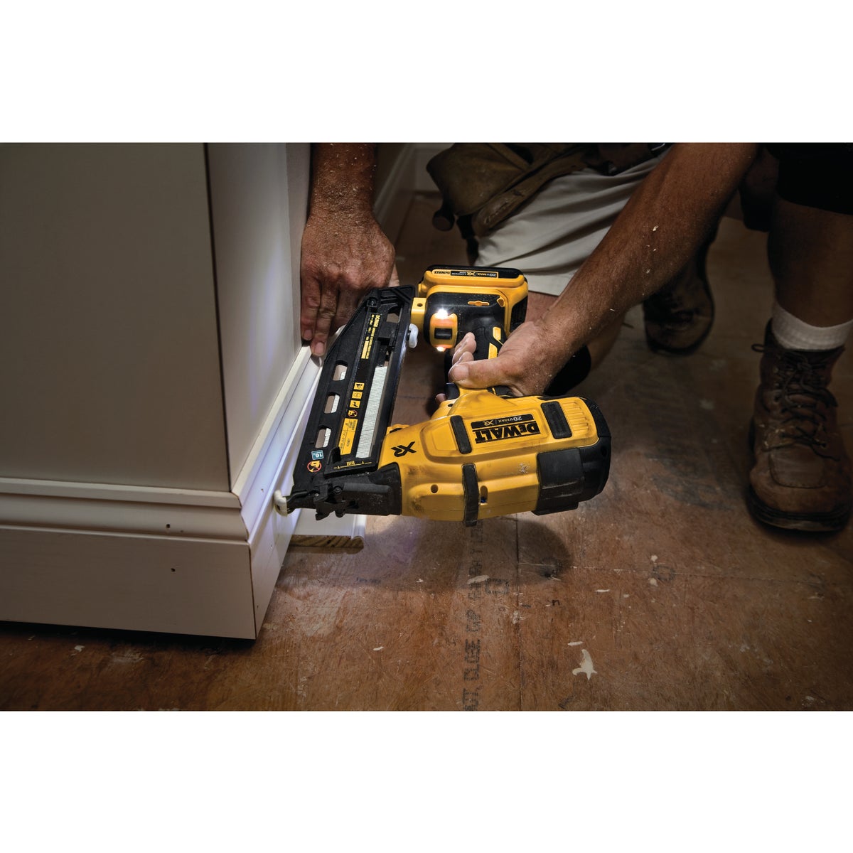 DeWalt 20 Volt MAX XR Lithium-Ion 16-Gauge 2-1/2 In. Angled Cordless Finish Nailer Kit