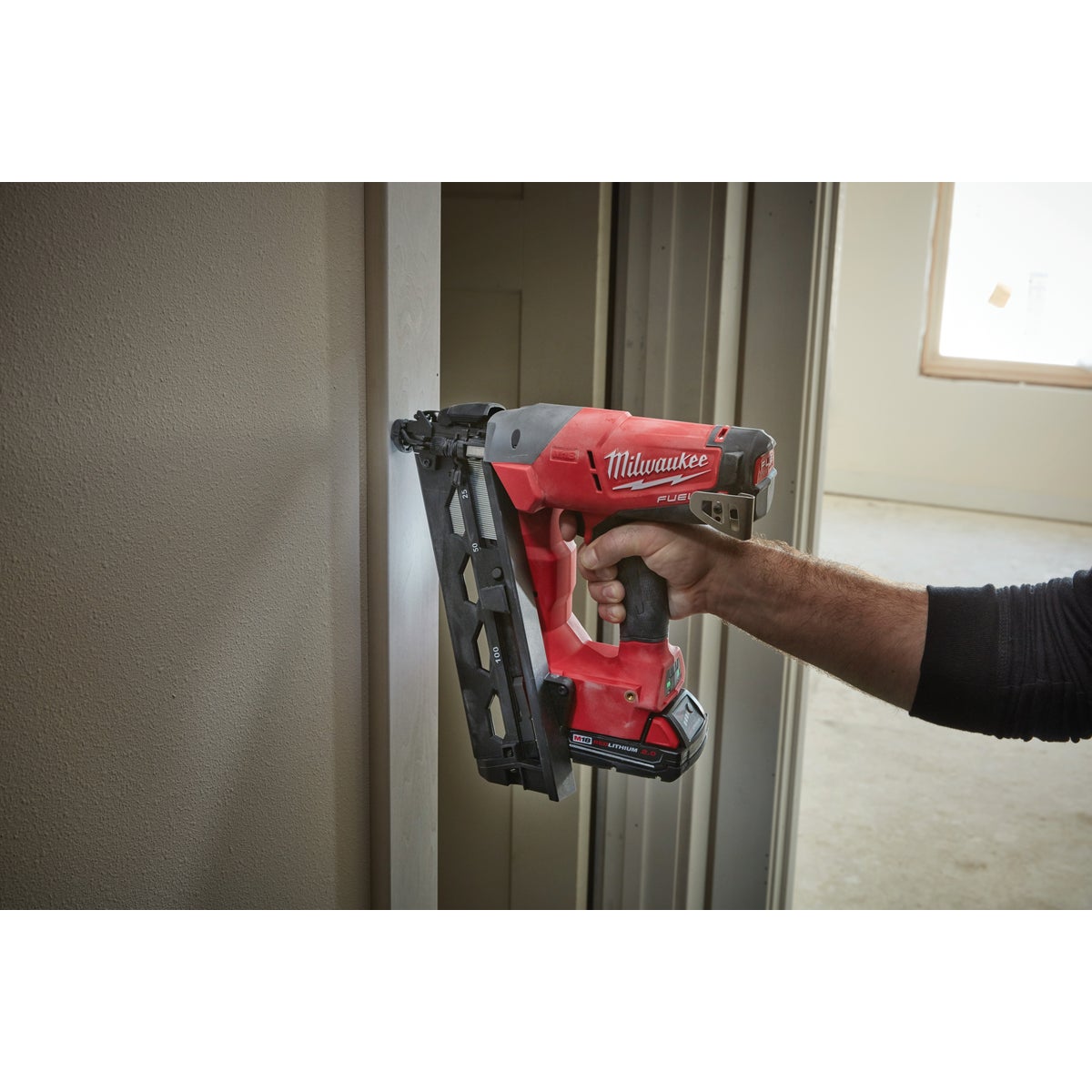 Milwaukee M18 FUEL 18 Volt Lithium-Ion Brushless 16-Gauge 2-1/2 In. Angled Cordless Finish Nailer Kit