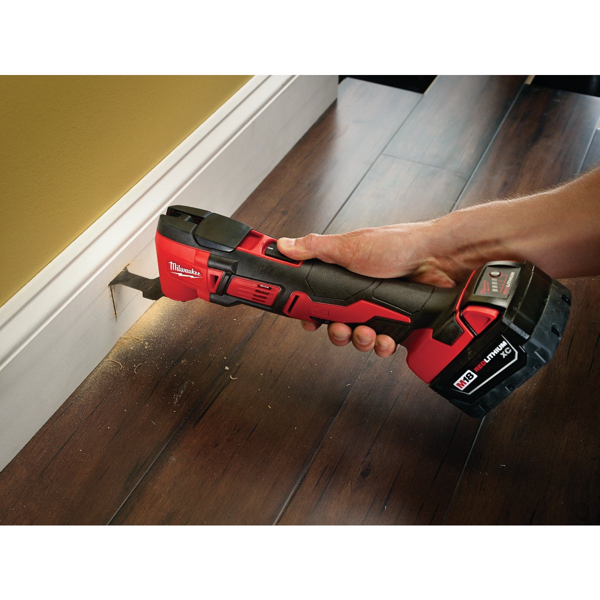 Milwaukee M18 18 Volt Lithium-Ion Cordless Oscillating Tool Kit