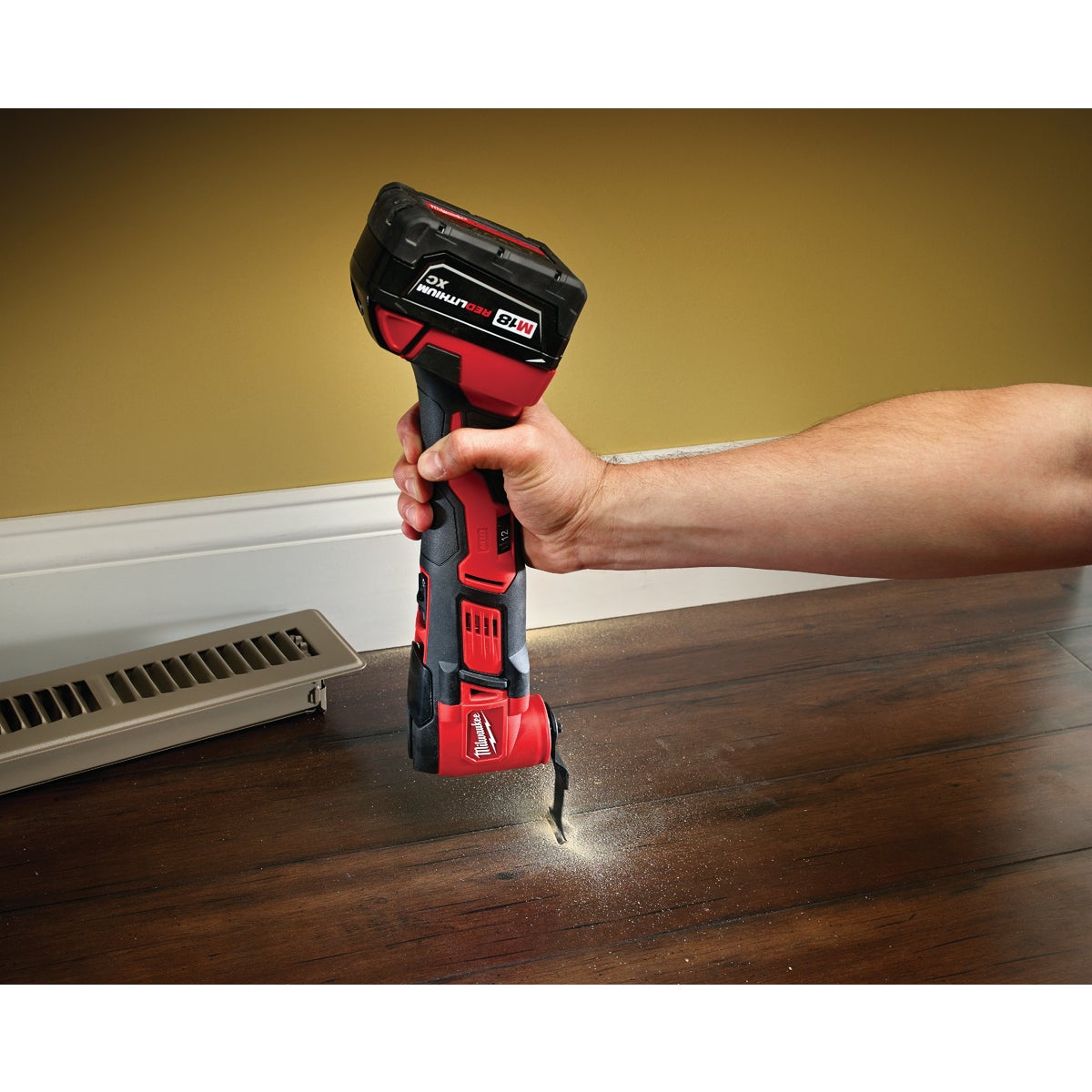 Milwaukee M18 18 Volt Lithium-Ion Cordless Oscillating Tool Kit