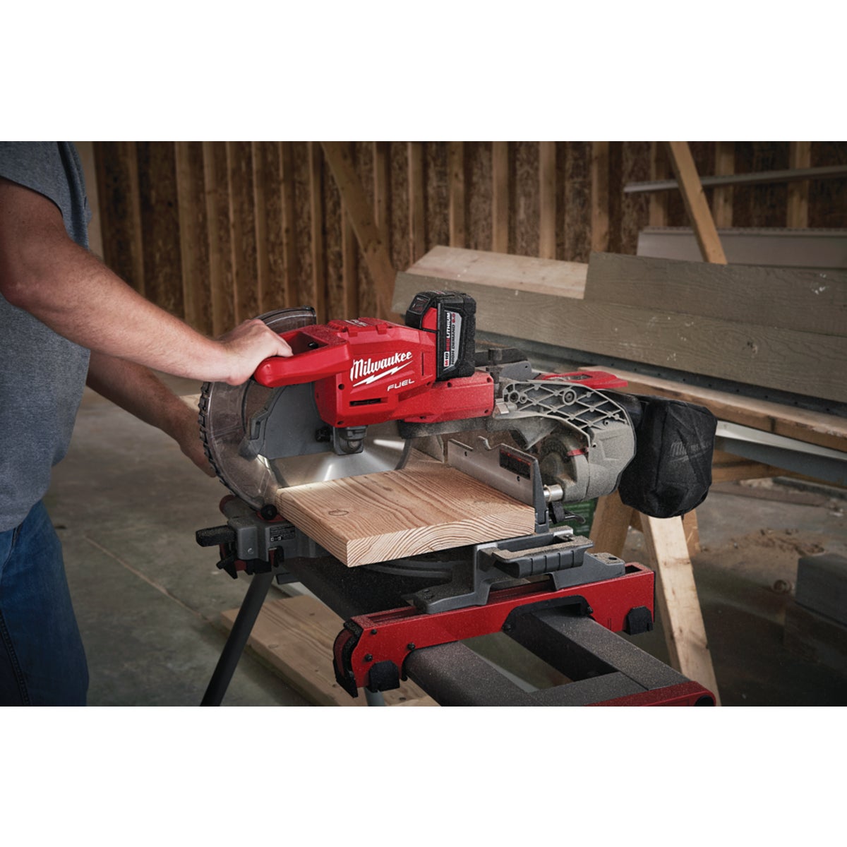 Milwaukee M18 FUEL 18-Volt Lithium-Ion Brushless 10 In. Dual Bevel Sliding Compound Miter Saw Kit