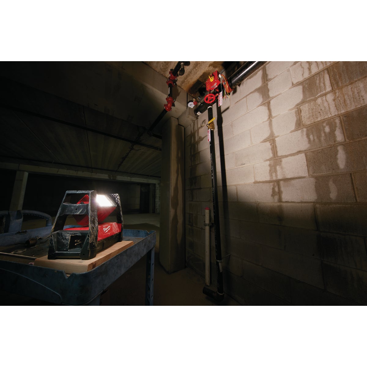 Milwaukee M18 ROVER 18 Volt Lithium-Ion LED Dual Power Corded/Cordless Work Light (Bare Tool)