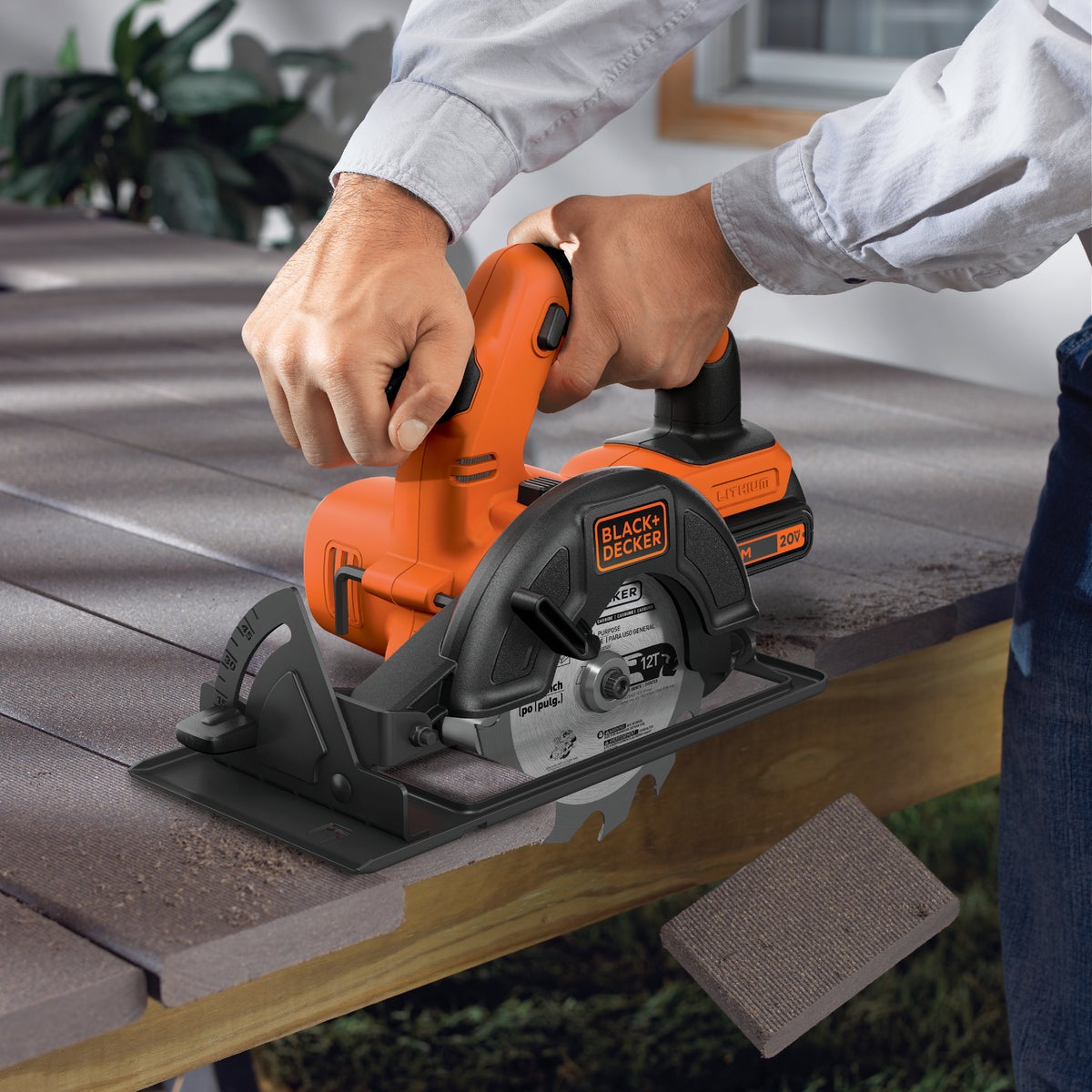 Black & Decker 20 Volt MAX Lithium-Ion 5-1/2 In. Cordless Circular Saw Kit