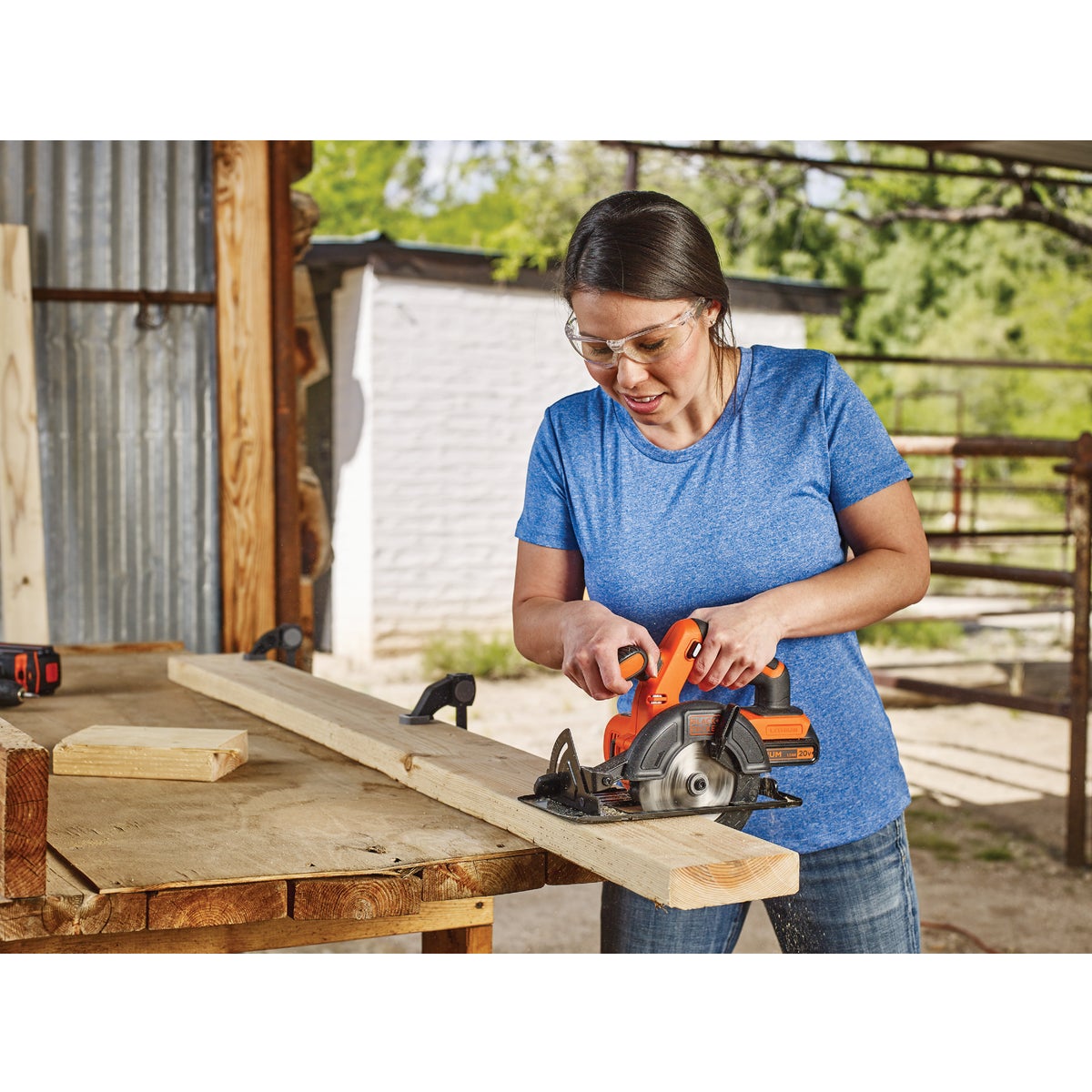 Black & Decker 20 Volt MAX Lithium-Ion 5-1/2 In. Cordless Circular Saw Kit