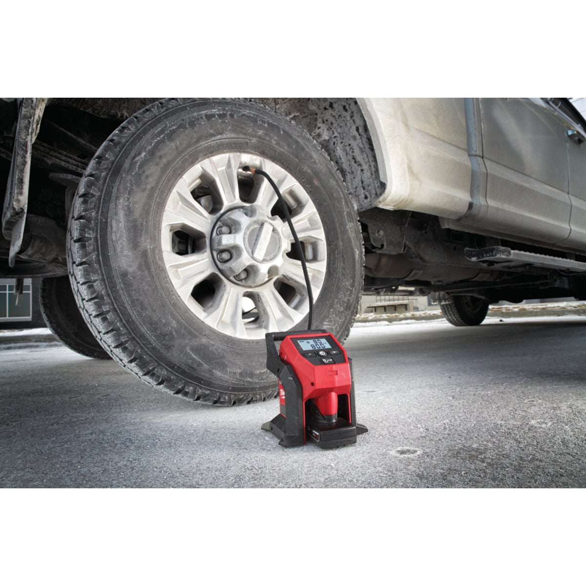 Milwaukee M12 12 Volt Lithium-Ion 120 psi Compact Cordless Inflator (Bare Tool)