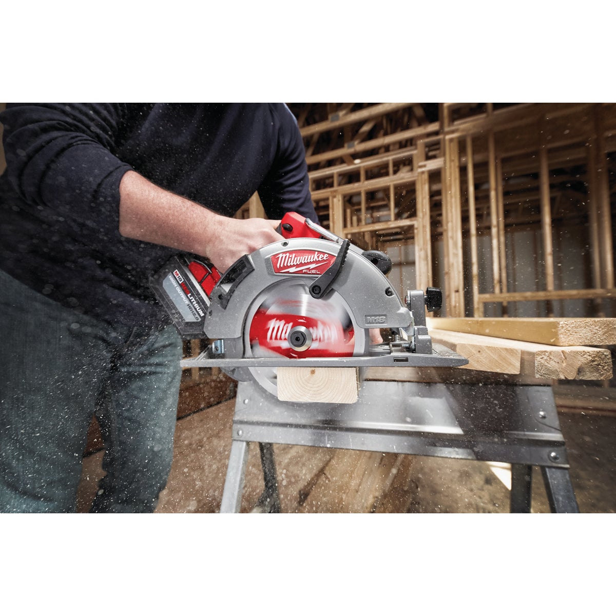 Milwaukee M18 FUEL 18 Volt Lithium-Ion Brushless 7-1/4 In. Cordless Circular Saw Kit