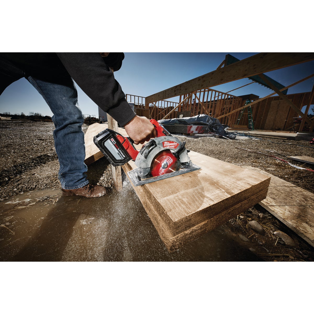 Milwaukee M18 FUEL 18 Volt Lithium-Ion Brushless 7-1/4 In. Cordless Circular Saw Kit