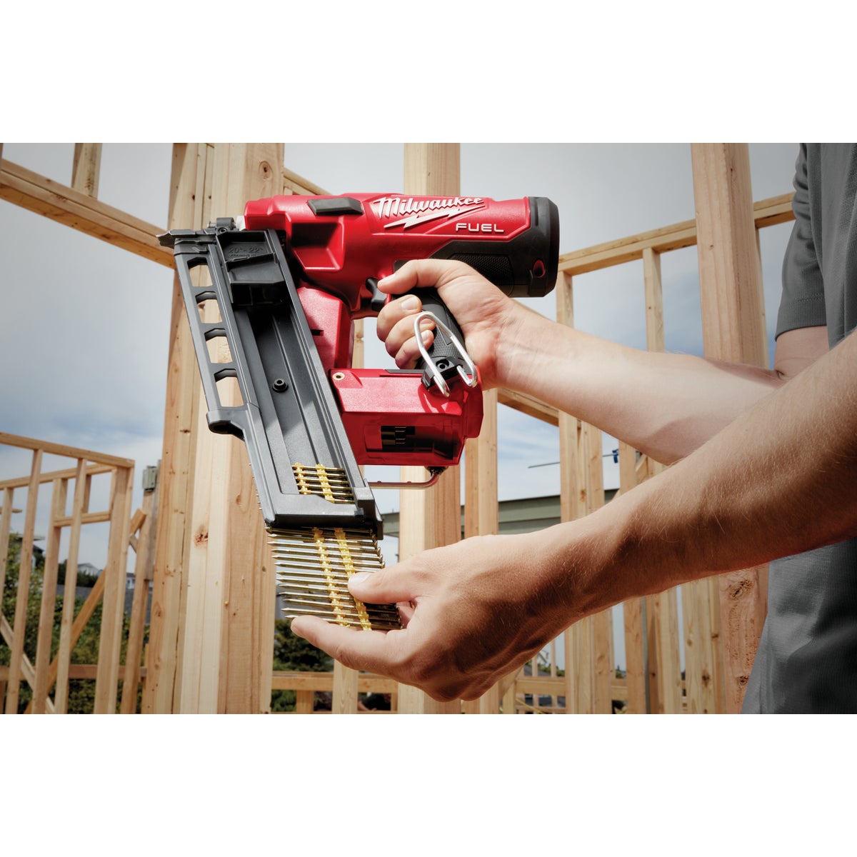 Milwaukee M18 FUEL 18 Volt Lithium-Ion Brushless 21 Degree Cordless Framing Nailer Kit