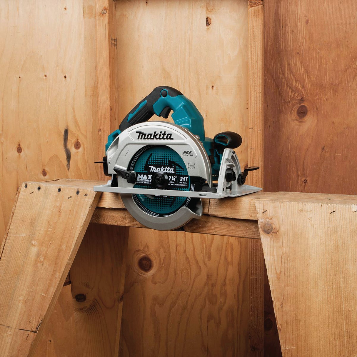 Makita 18 Volt X2 LXT Lithium-Ion Brushless 7-1/4 In. Cordless Circular Saw Kit