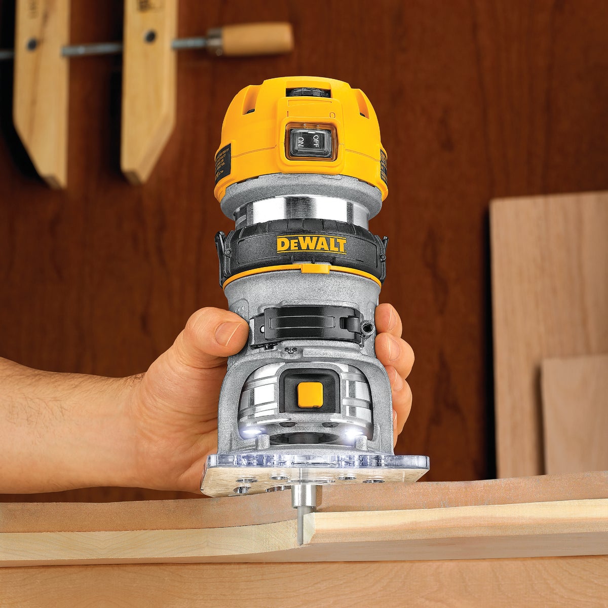 DeWalt 1-1/4 HP/7.0A 16,000 to 27,000 rpm Router