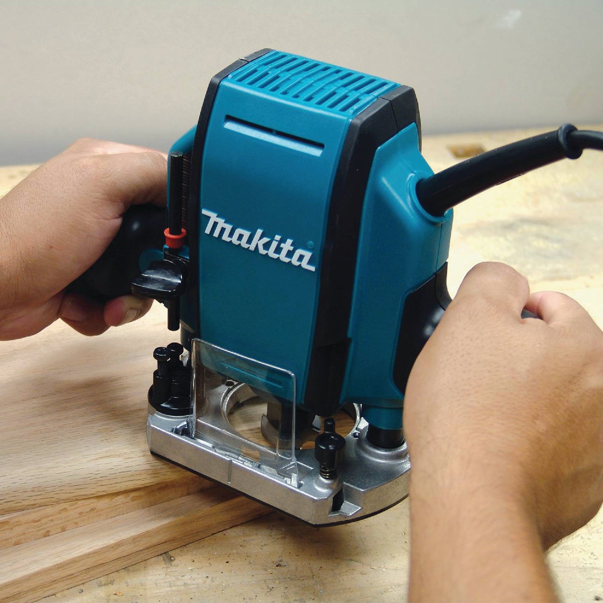 Makita 1-1/4 HP/8A 27,000 rpm Plunge Router