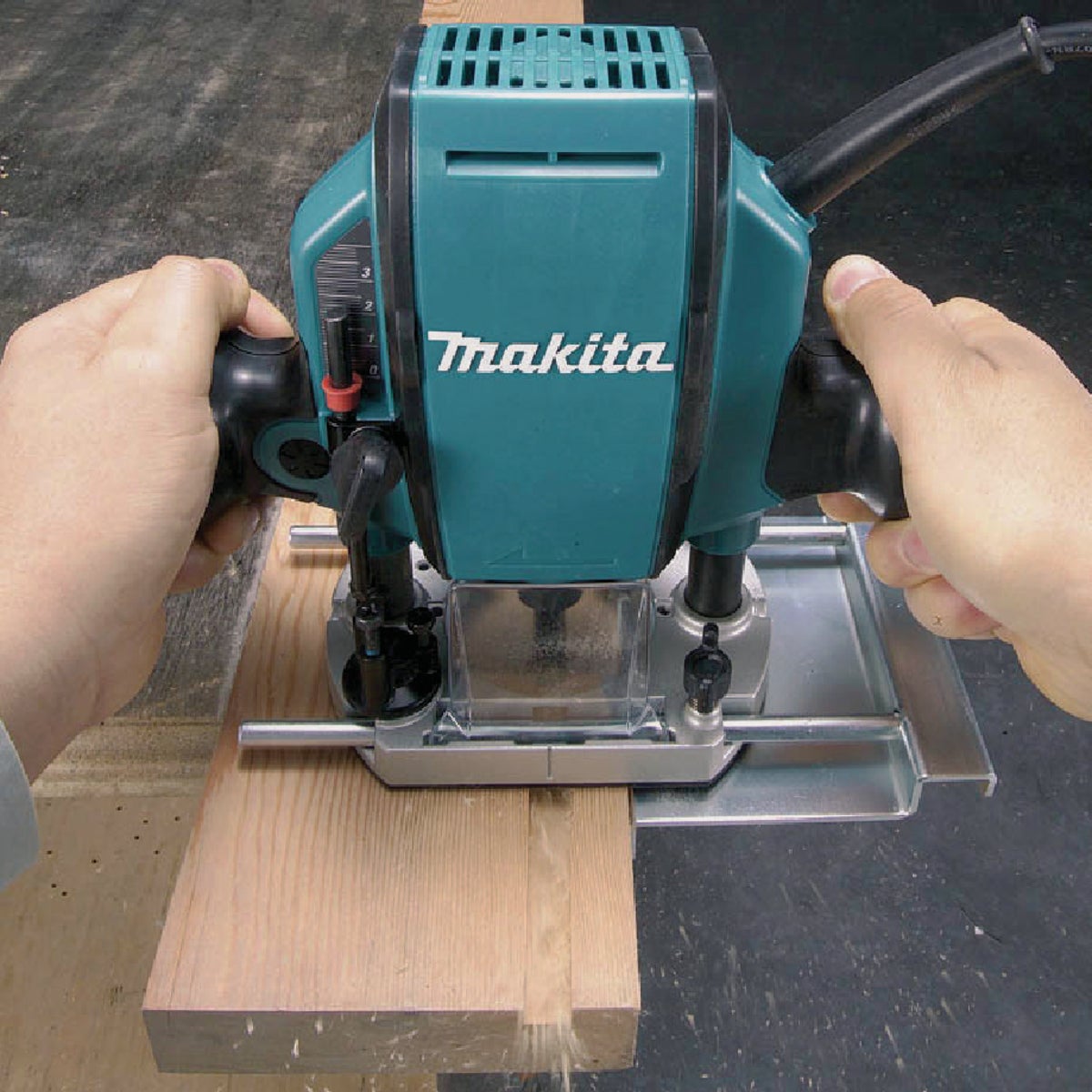 Makita 1-1/4 HP/8A 27,000 rpm Plunge Router