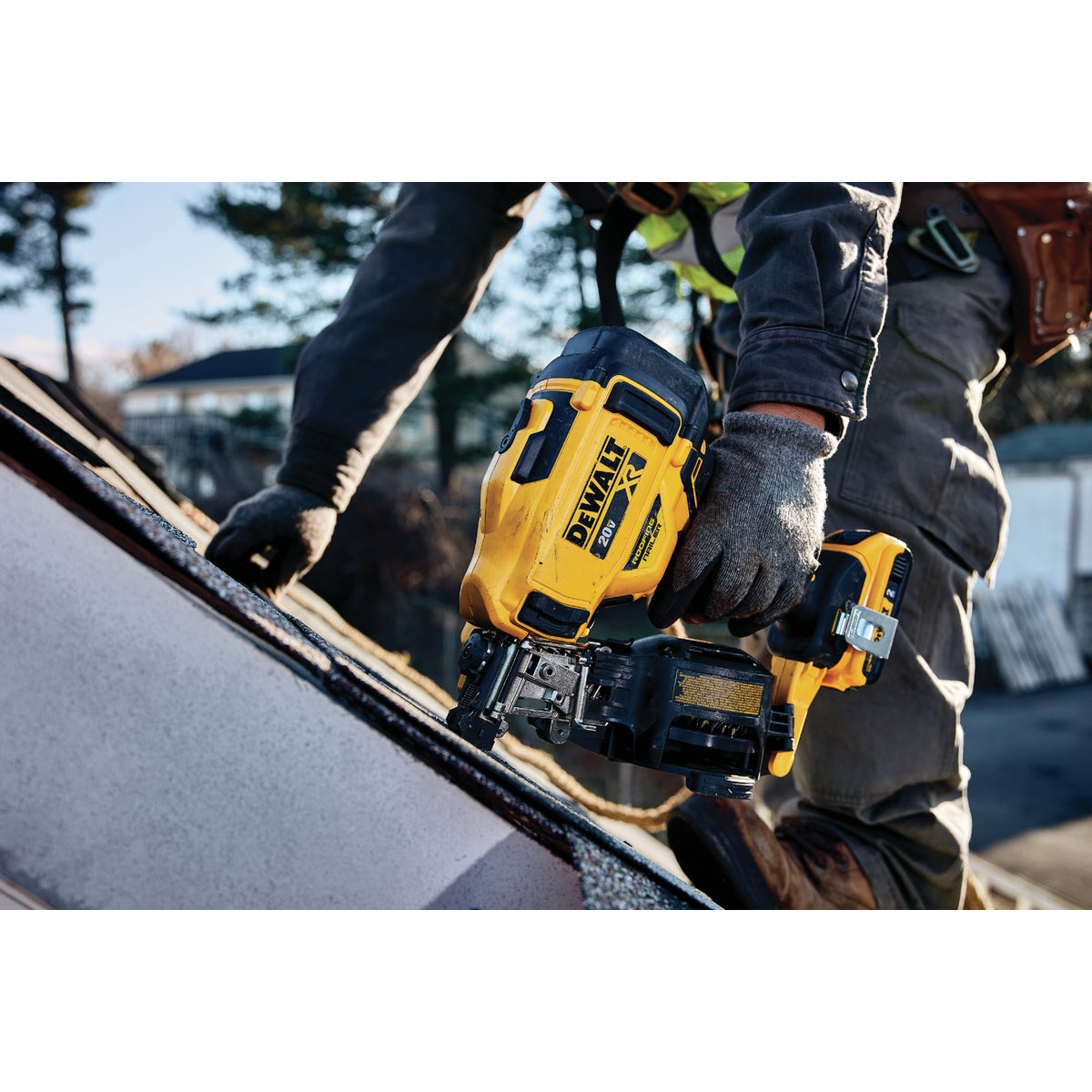 DeWalt 20 Volt MAX Lithium-Ion Brushless 15 Degree 1-3/4 In. Coil Cordless Roofing Nailer Kit