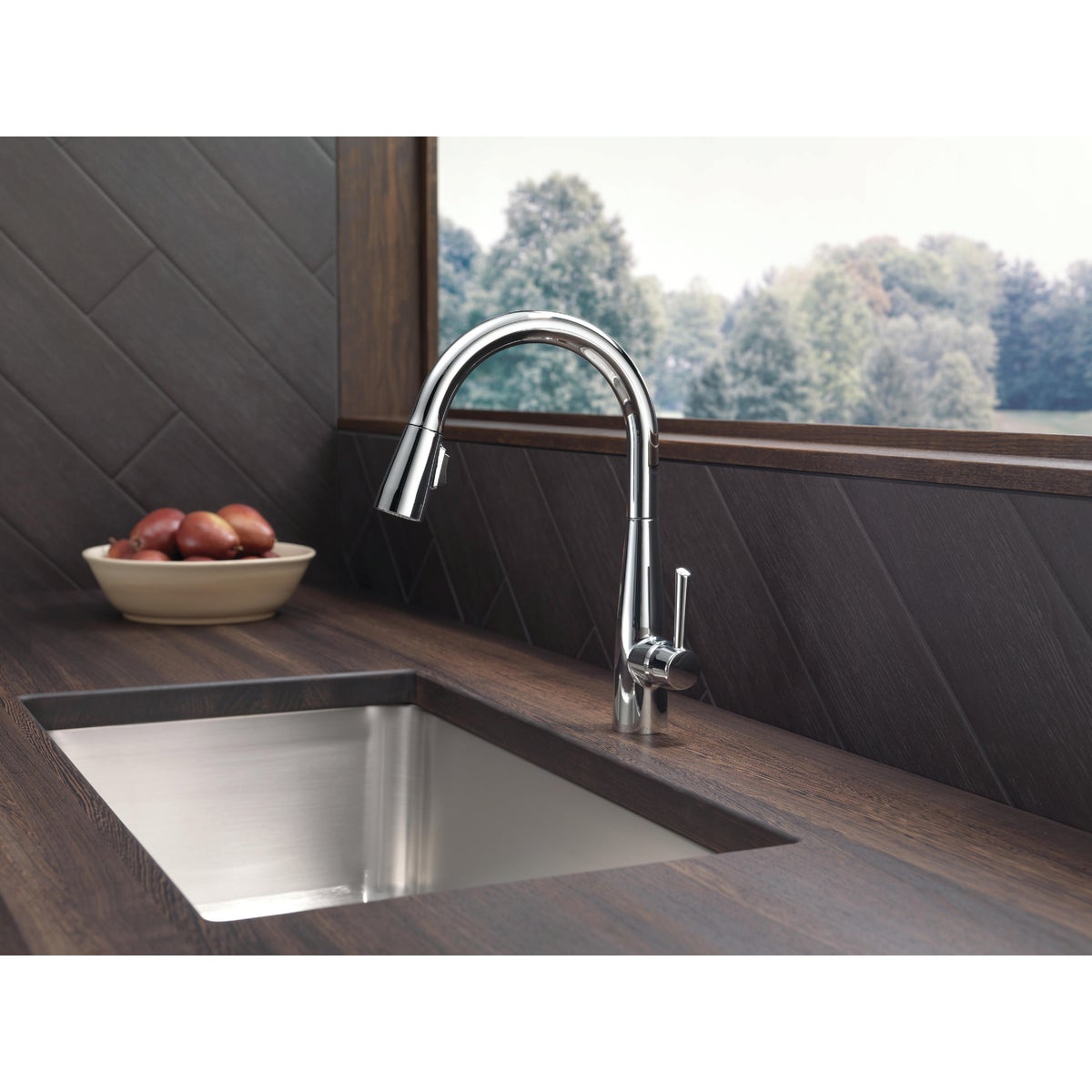 Delta Essa Single Handle Lever Kitchen Faucet with Pull-Down Spray, Chrome