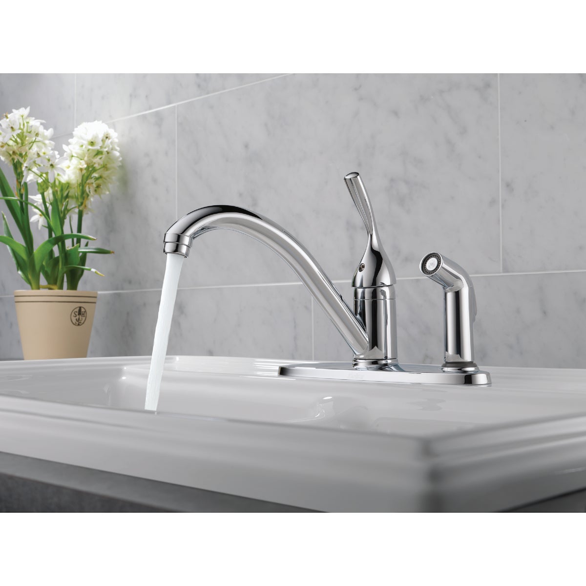 Delta Classic Series Single Handle Lever Kitchen Faucet with Side Spray, Chrome