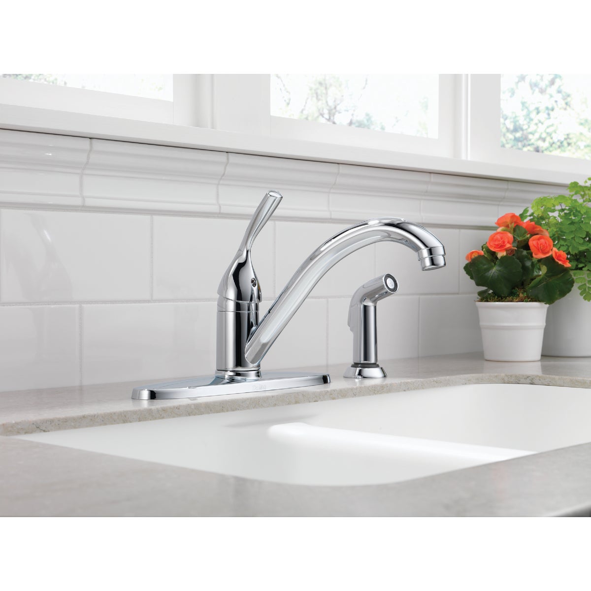 Delta Classic Series Single Handle Lever Kitchen Faucet with Side Spray, Chrome