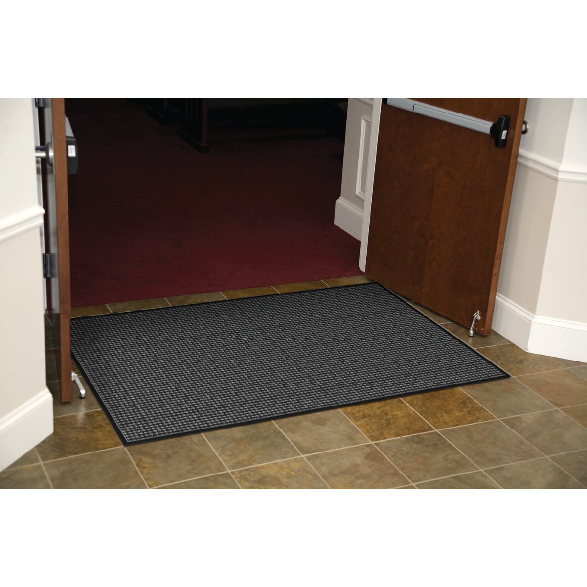 Apache Prestige Brown 24 In. x 36 In. Olefin/Vinyl Door Mat