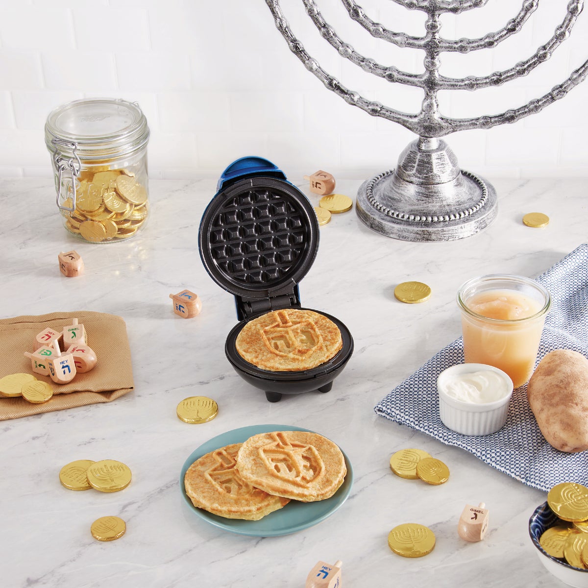 Dash 4 In. Dreidel Mini Waffle Maker