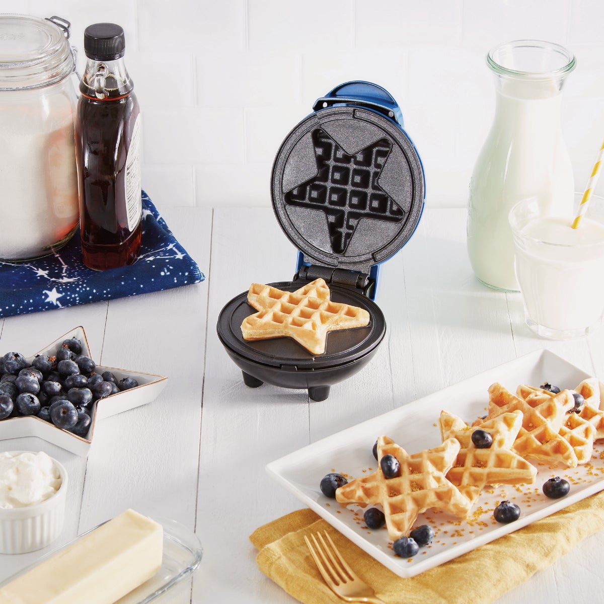 Dash 4 In. Star Mini Waffle Maker