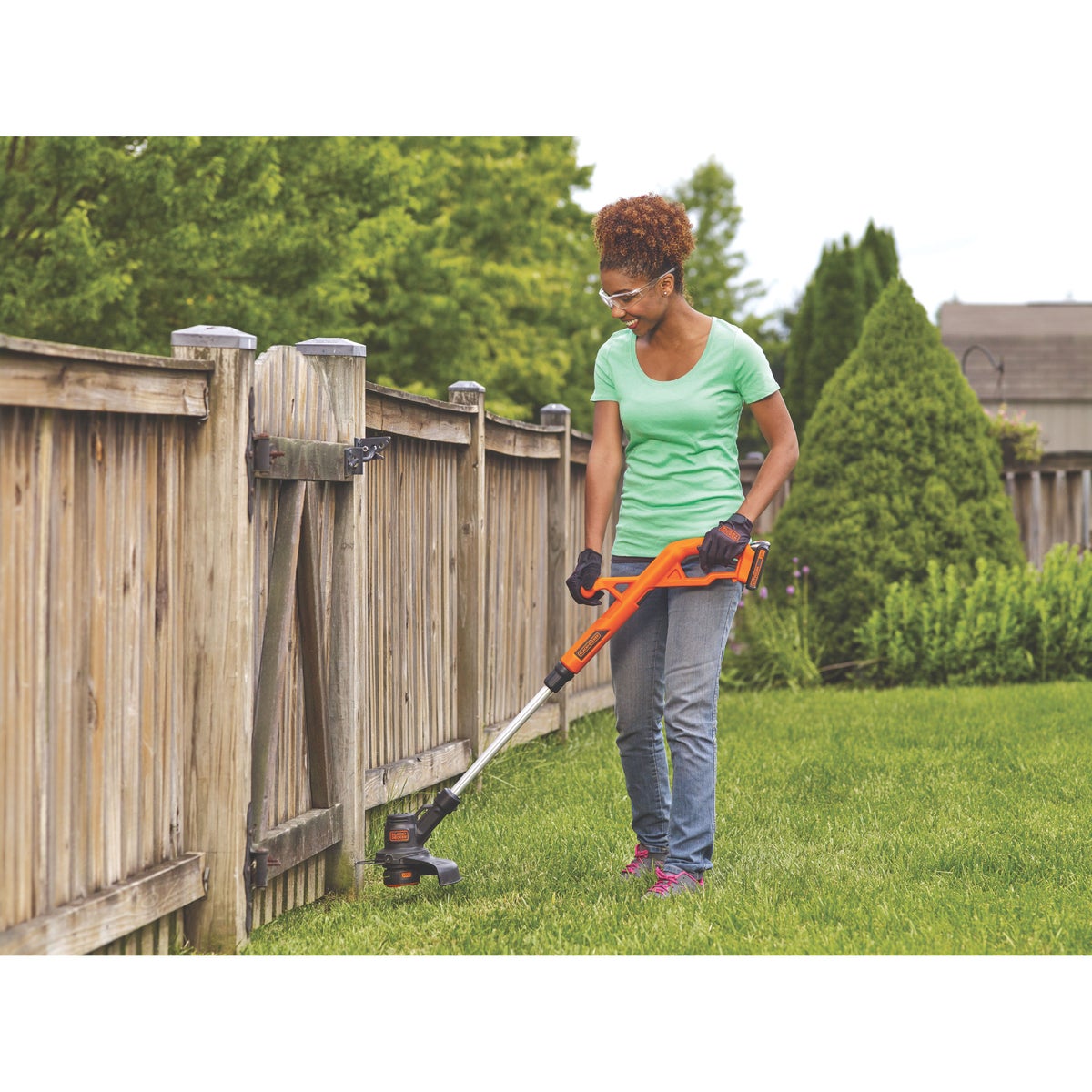 Black & Decker 20V MAX 10 In. Lithium Ion Straight Cordless String Trimmer/Edger