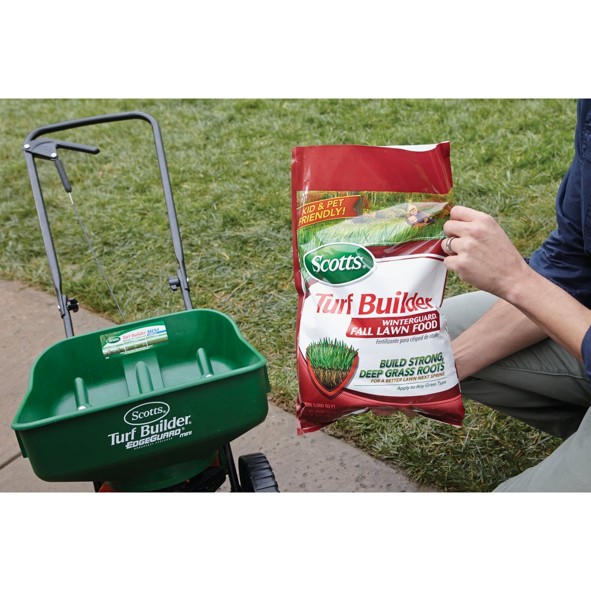 Scotts Turf Builder WinterGuard 12.5 Lb. 5000 Sq. Ft. 32-0-10 Winterizer Fall Fertilizer