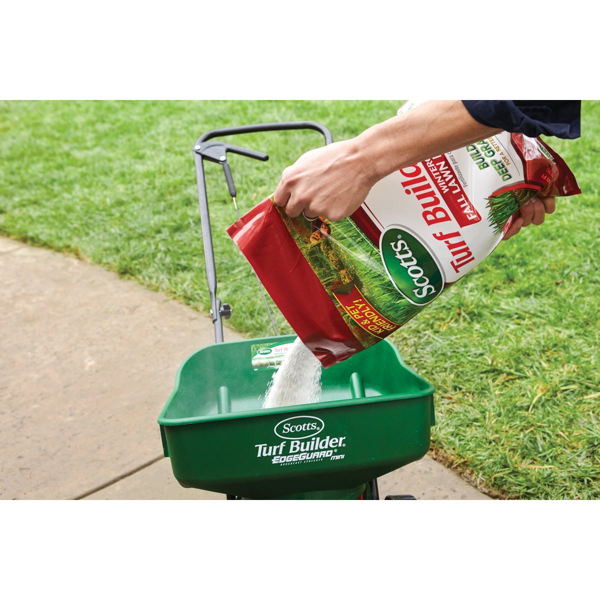 Scotts Turf Builder WinterGuard 12.5 Lb. 5000 Sq. Ft. 32-0-10 Winterizer Fall Fertilizer