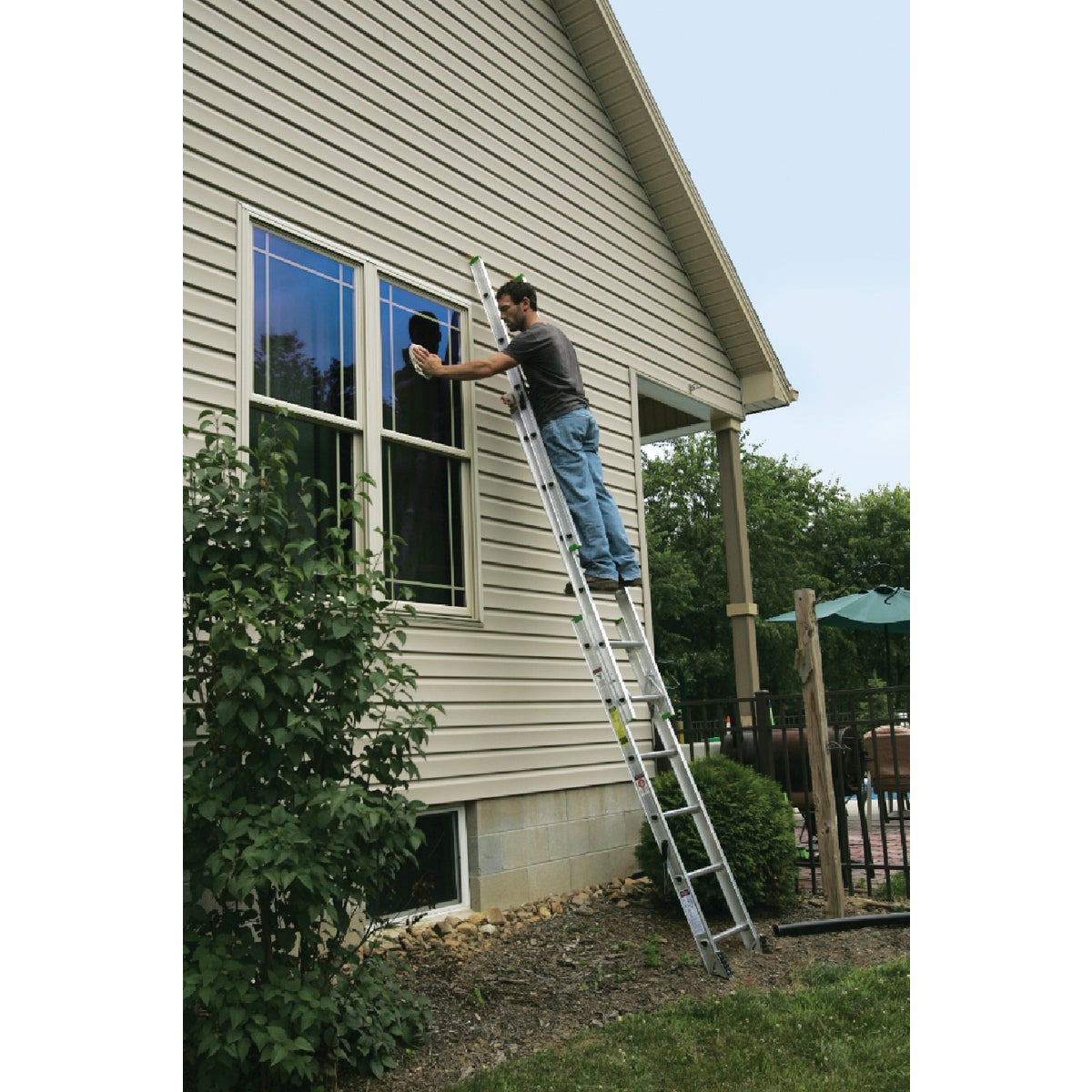 Werner 16 Ft. Compact Aluminum Extension Ladder with 225 Lb. Load Capacity Type II Duty Rating