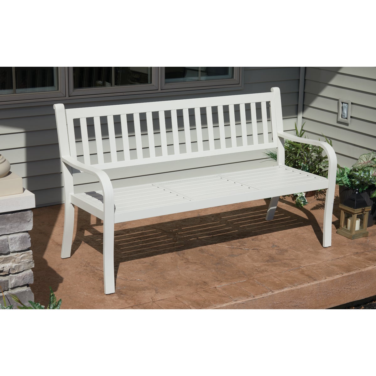 Decoris Garden Furniture Nottingham 60 In. L. White Aluminum Bench with Pop Up Side Table